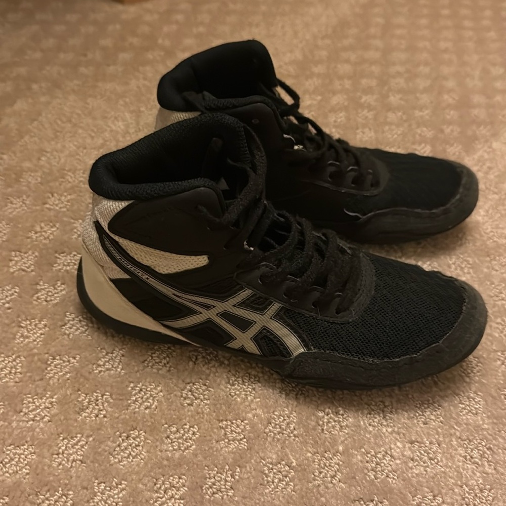 ASICS kids wrestling shoes
